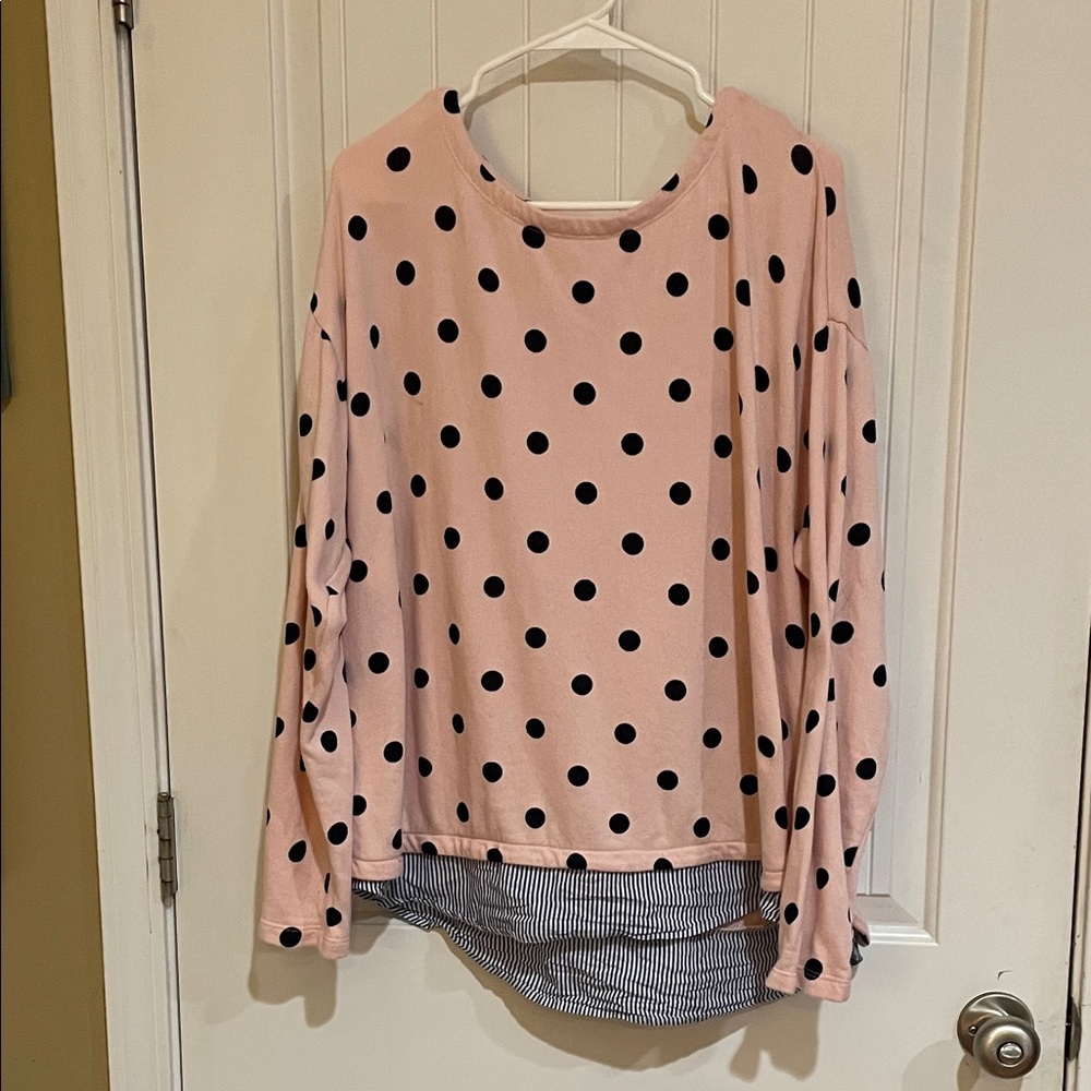 🩷Crown & Ivy 1X Pink Polka Dot Top with blue/white peek a boo blue shirt tail